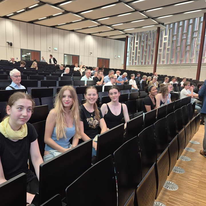 -06-30 Exkursion Uni Koeln IPW Gruppe Maedchen Hoersaal